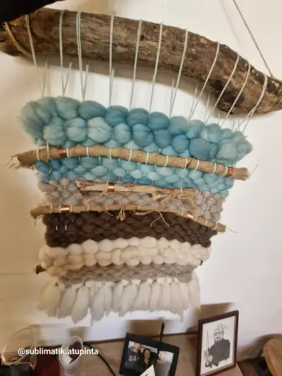 Tapiz decorativo de lana en tonos tierra y azul - miniatura 1