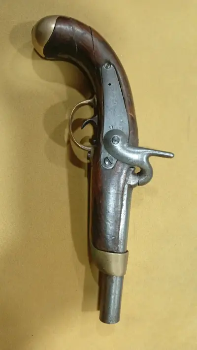 Pistola antigua de chispa con detalles en metal - miniatura 1
