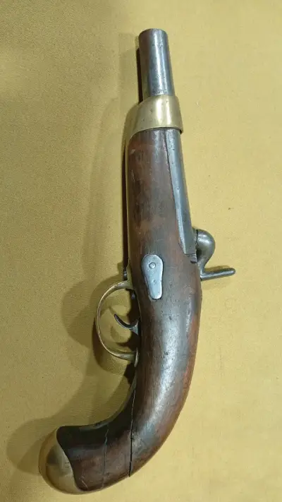 Pistola antigua de chispa con detalles en metal - miniatura 2