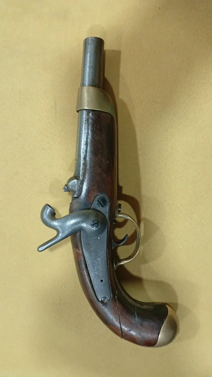 Pistola antigua de chispa con detalles en metal - 3