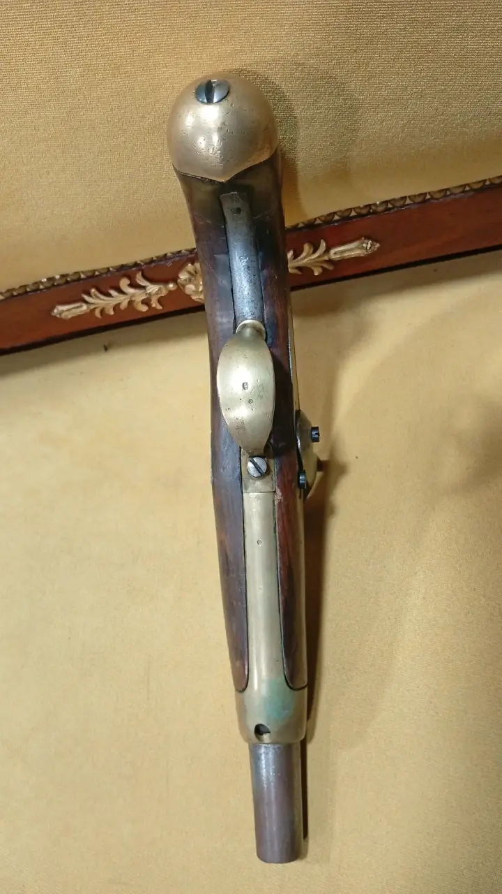 Pistola antigua de chispa con detalles en metal - 4