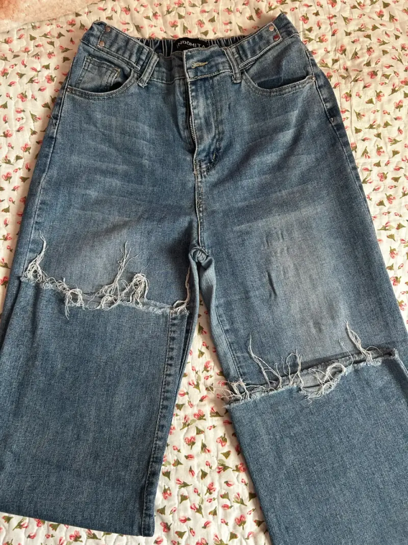 Jeans de mezclilla desgastados para mujer