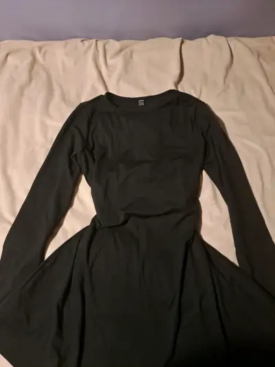 Vestido corto negro con mangas largas - miniatura 3