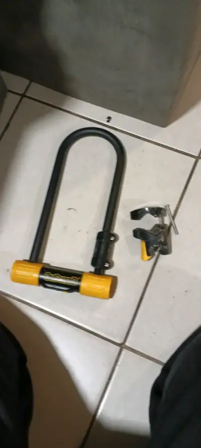 Candado en U para bicicleta con soporte - miniatura 1