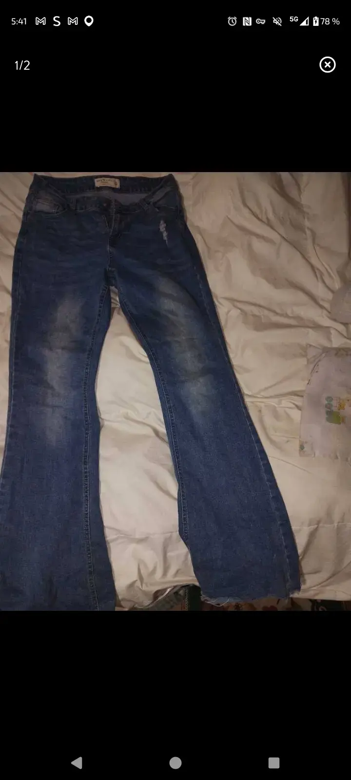 Jeans acampanados de mezclilla azul desgastados - 1