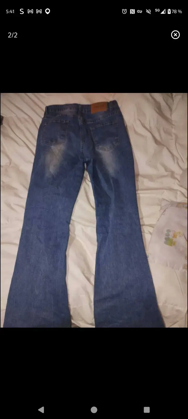 Jeans acampanados de mezclilla azul desgastados - 2