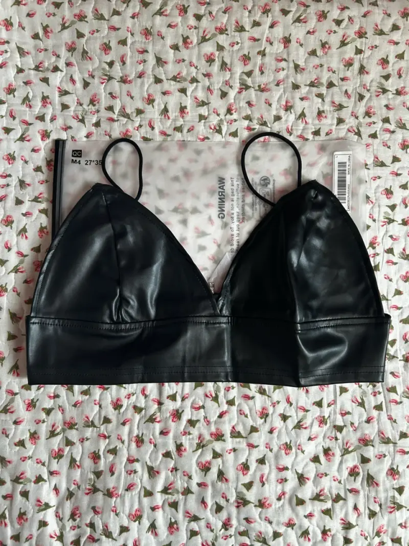 Top de cuero sintético negro para mujer