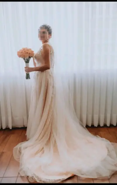 Vestido de novia color marfil con encaje floral - miniatura 1
