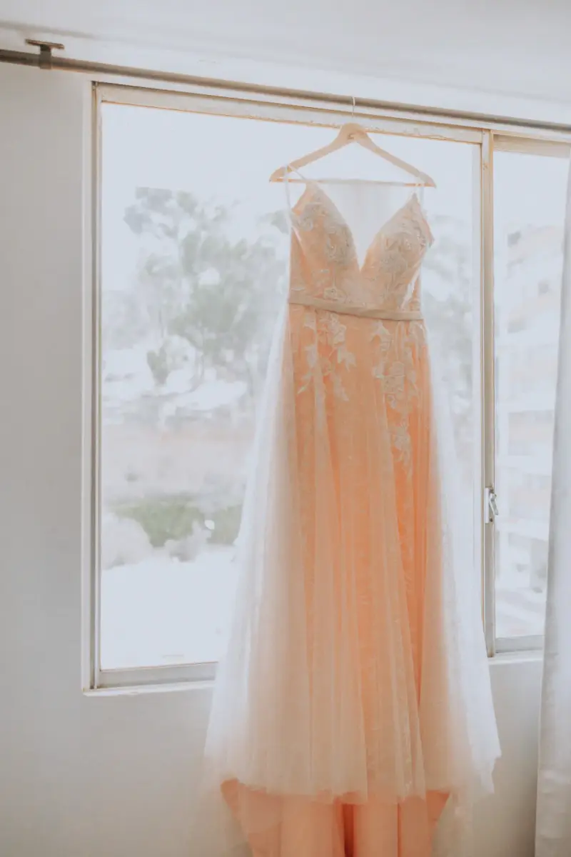 Vestido de novia color marfil con encaje floral - 2