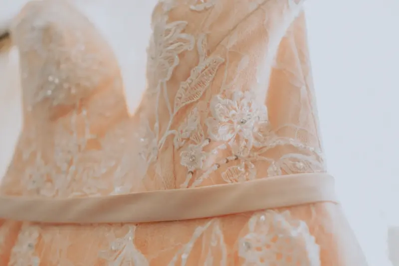 Vestido de novia color marfil con encaje floral - 3