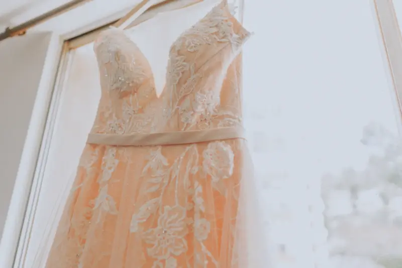 Vestido de novia color marfil con encaje floral - 4