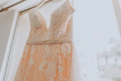 Vestido de novia color marfil con encaje floral - miniatura 4