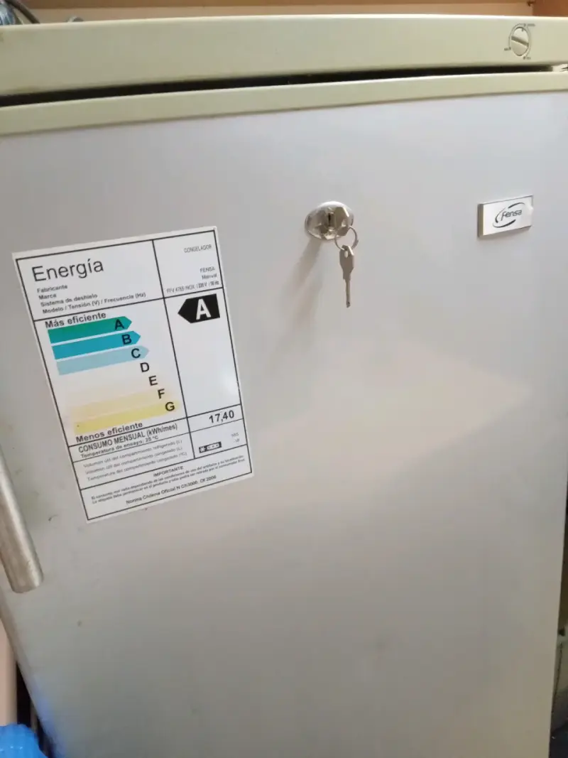 Refrigerador Fensa con llave y eficiencia. Poco us - 3