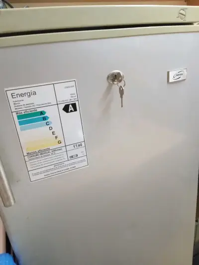 Refrigerador Fensa con llave y eficiencia. Poco us - miniatura 3