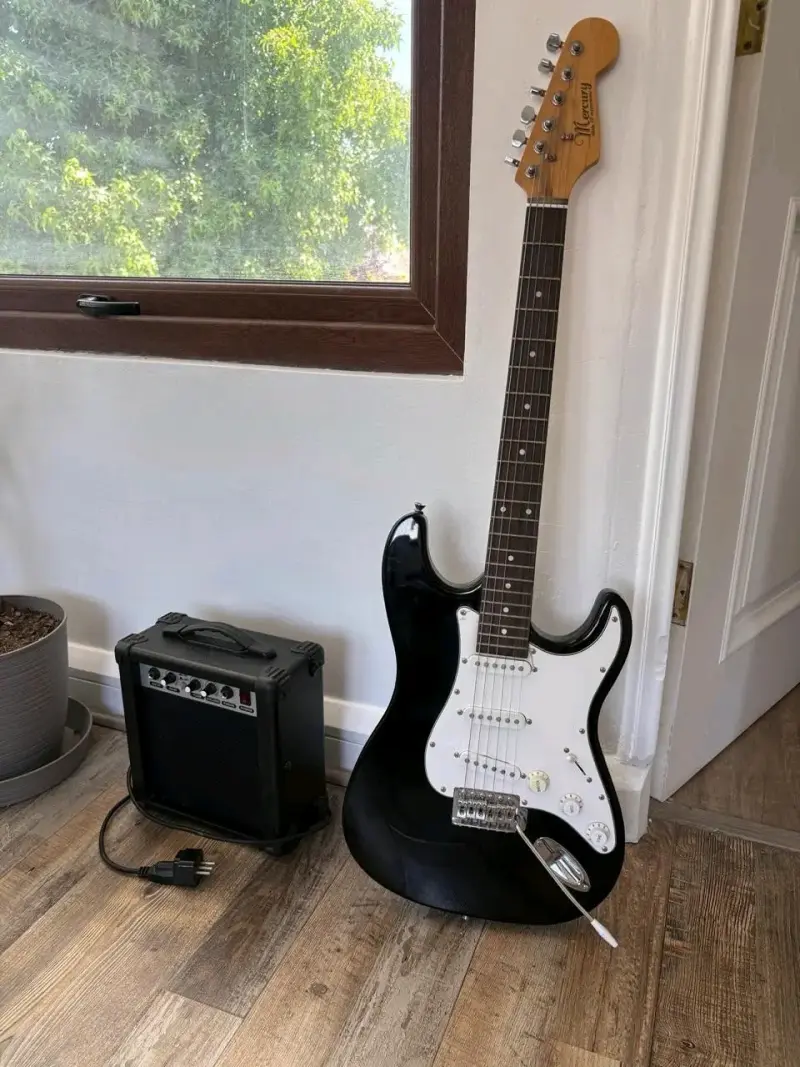 Guitarra eléctrica Mercury negra mas amplificador - 1
