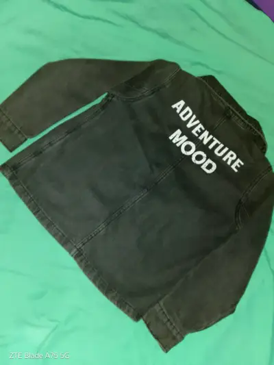 Chaqueta de mezclilla negra con texto 'Adventure Mood' - miniatura 1