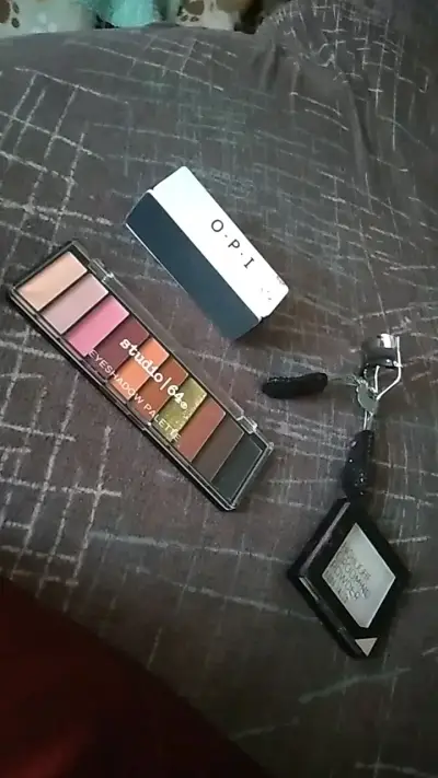 Set de maquillaje con paleta de sombras y rizador - miniatura 1