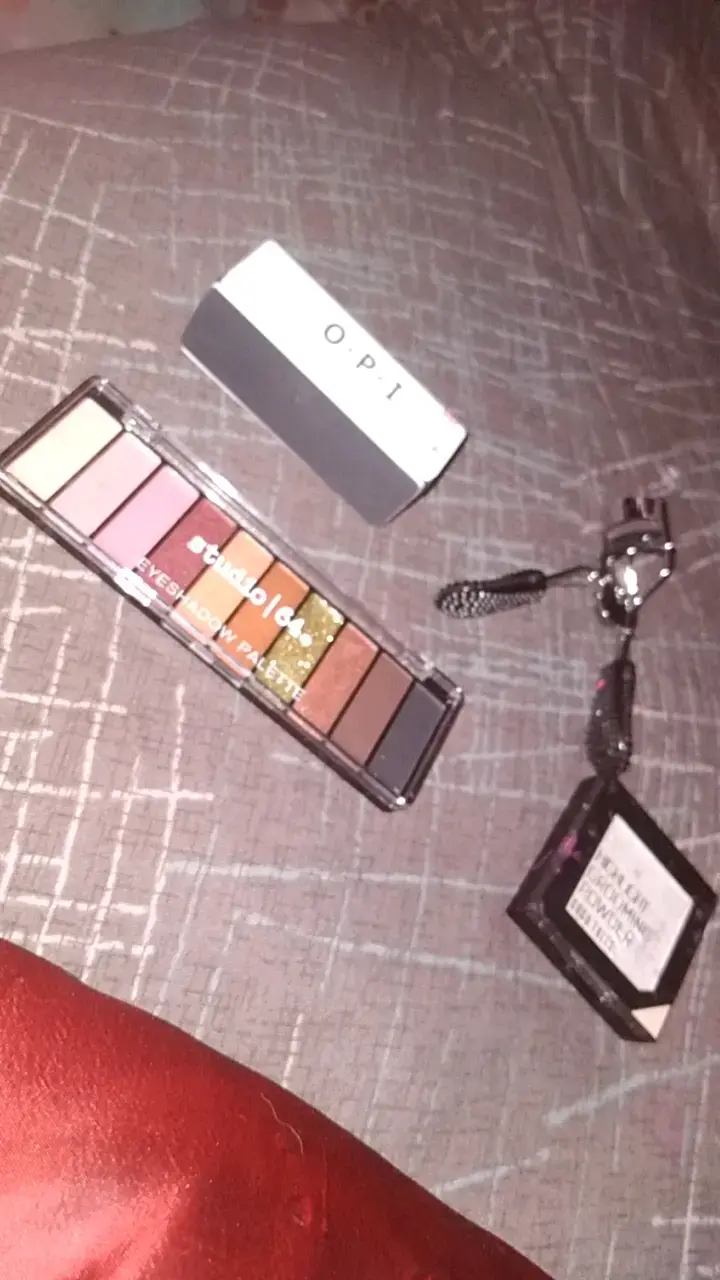 Set de maquillaje con paleta de sombras y rizador - 2
