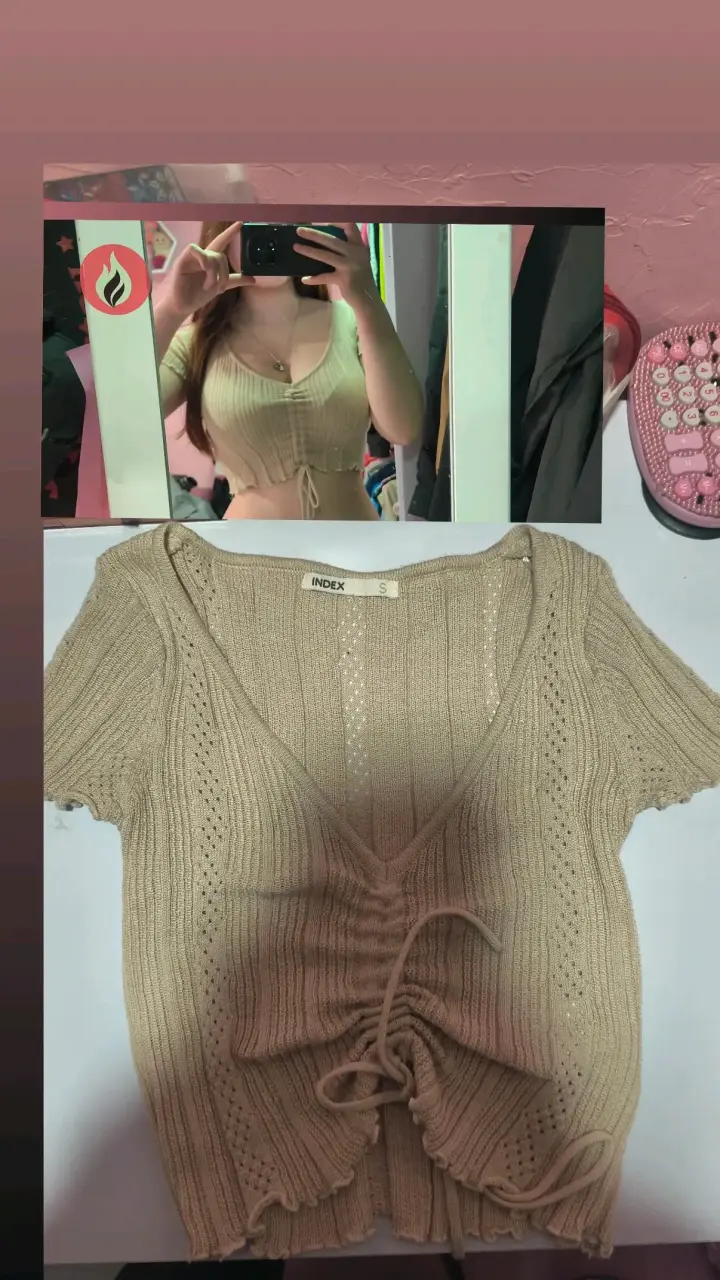 Top tejido beige con ajuste frontal