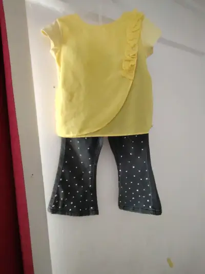 Conjunto de ropa infantil con blusa amarilla y pantalón - miniatura 1