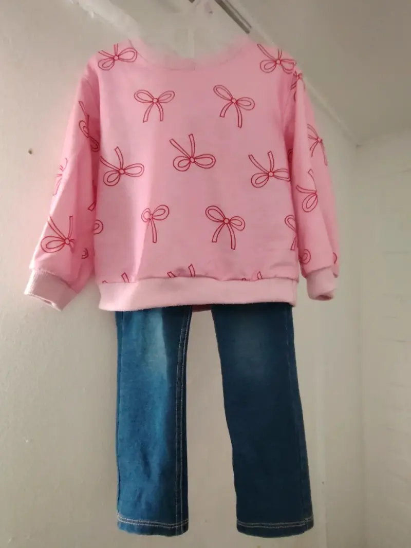 Conjunto de ropa infantil con blusa amarilla y pantalón - 2