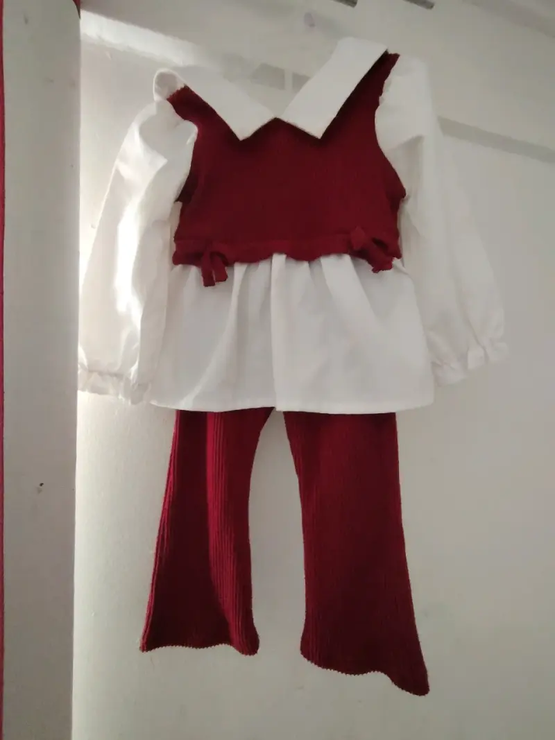 Conjunto de ropa infantil con blusa amarilla y pantalón - 3