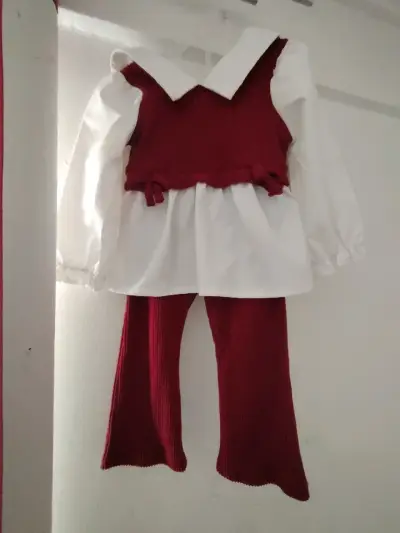 Conjunto de ropa infantil con blusa amarilla y pantalón - miniatura 3