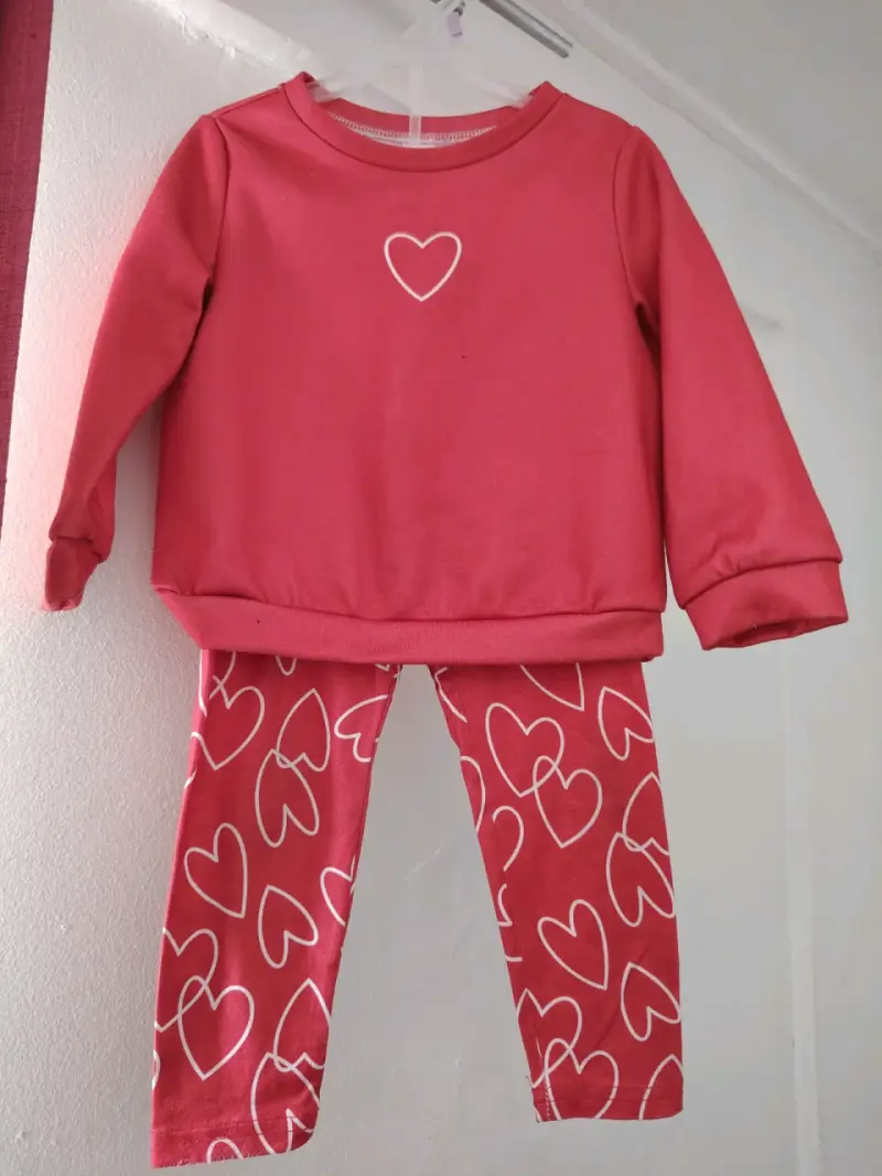 Conjunto de ropa infantil con blusa amarilla y pantalón - 6