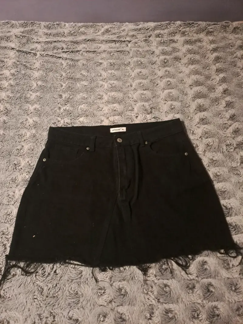 Falda negra de mezclilla