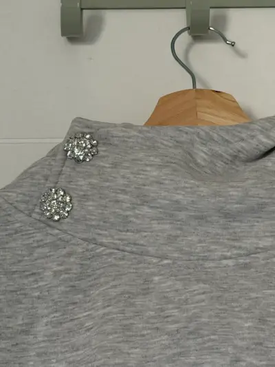 Polerón gris con botones decorativos - miniatura 3