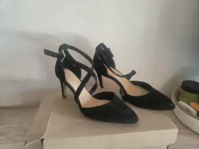 Zapatos de tacón negro con tiras cruzadas - miniatura 1