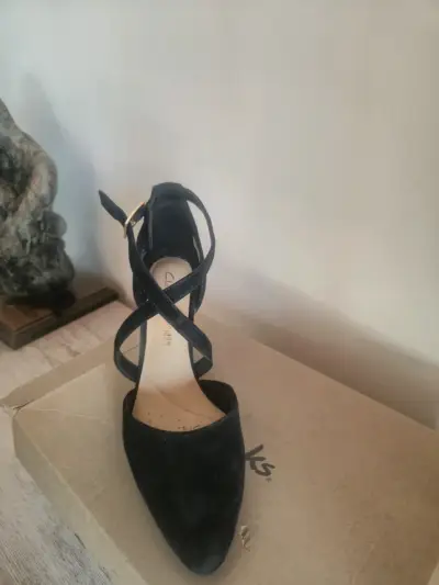 Zapatos de tacón negro con tiras cruzadas - miniatura 2