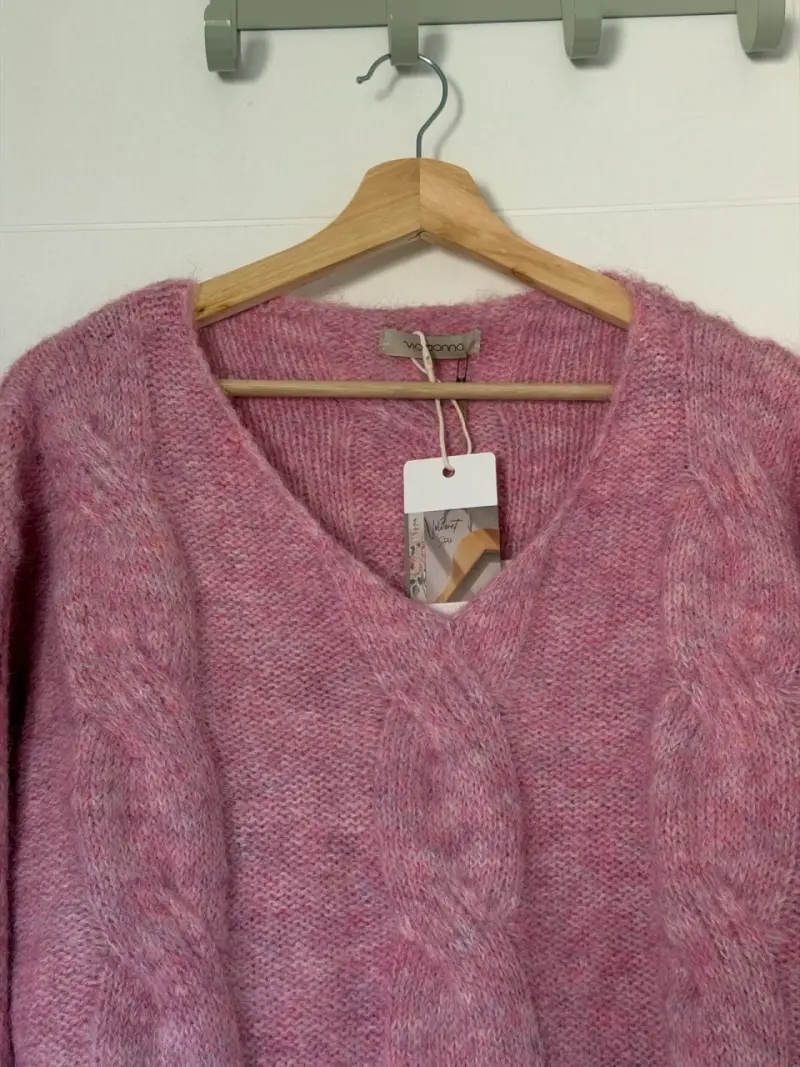 Suéter rosado con diseño trenzado - 2