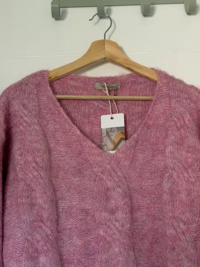 Suéter rosado con diseño trenzado - miniatura 2