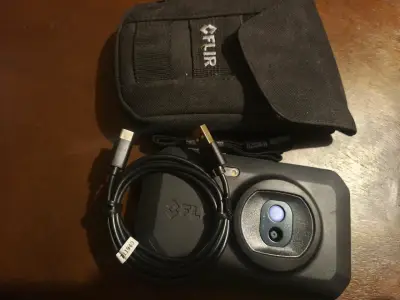 Cámara Térmica FLIR con Estuche y Cable - miniatura 1
