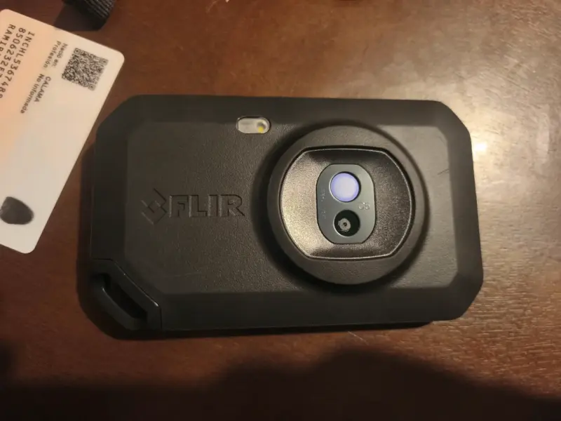 Cámara Térmica FLIR con Estuche y Cable - 3