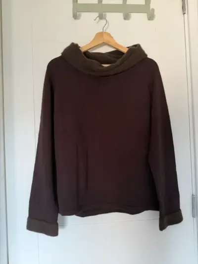 Suéter de lana marrón con cuello alto - miniatura 1