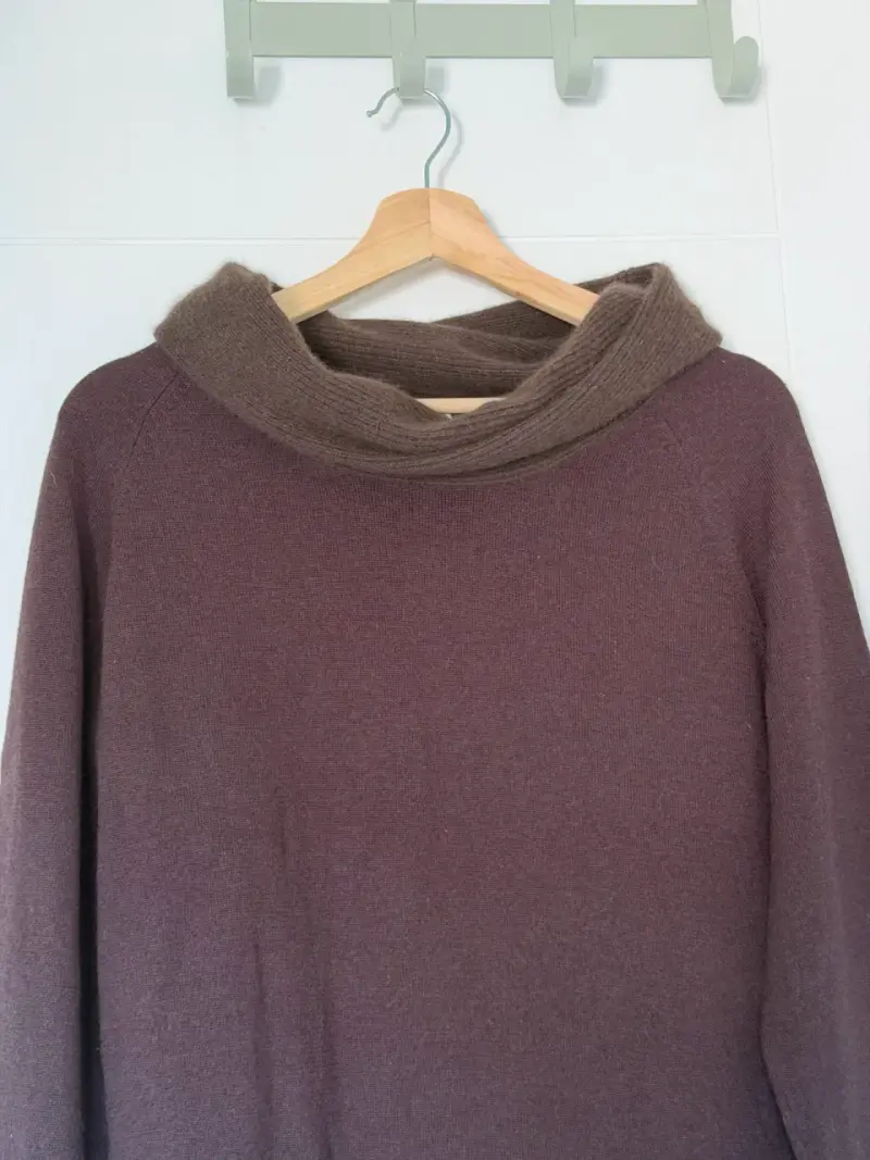 Suéter de lana marrón con cuello alto - 2