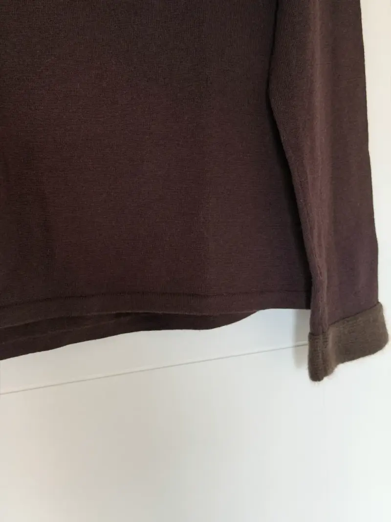 Suéter de lana marrón con cuello alto - 4