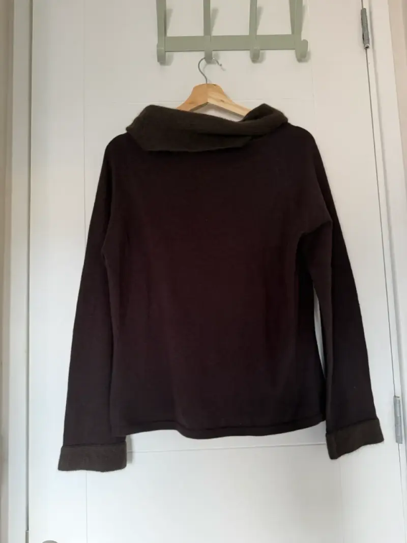 Suéter de lana marrón con cuello alto - 5