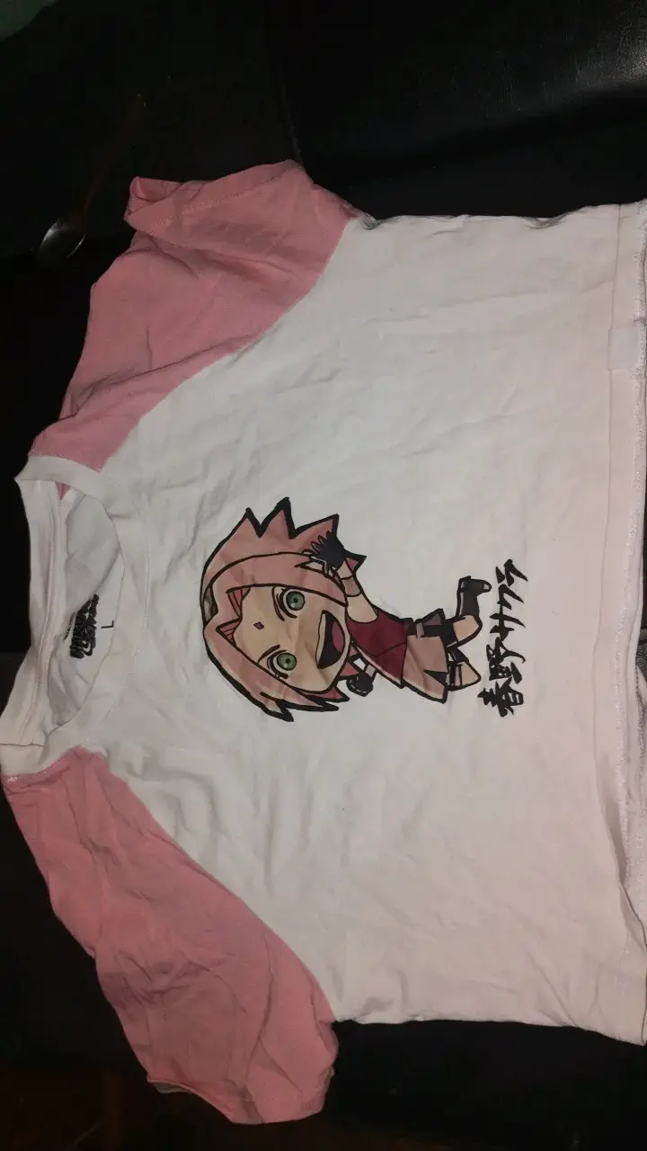 Polera de anime con diseño de personaje de Naruto