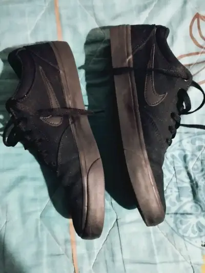 Zapatillas negras Globe y Nike para hombre - miniatura 3