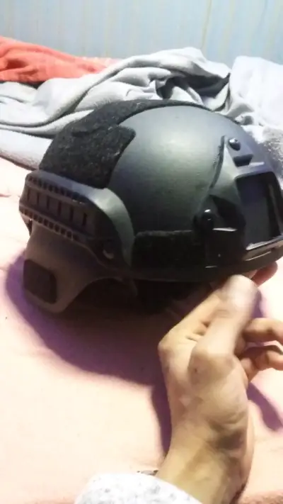 Casco táctico negro con soporte para accesorios - miniatura 2