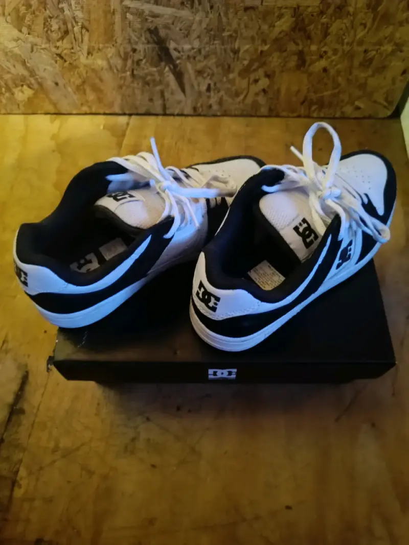 Zapatillas deportivas DC blancas y negras