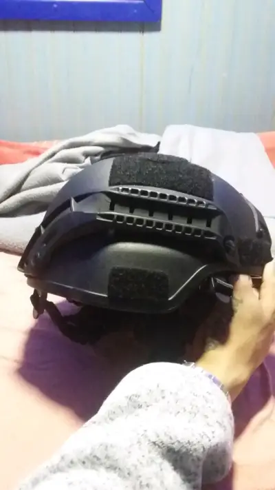 Casco táctico negro con soporte para accesorios - miniatura 3