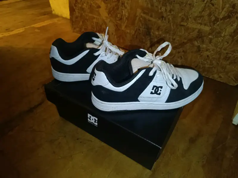 Zapatillas deportivas DC blancas y negras - 2