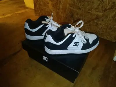 Zapatillas deportivas DC blancas y negras - miniatura 2
