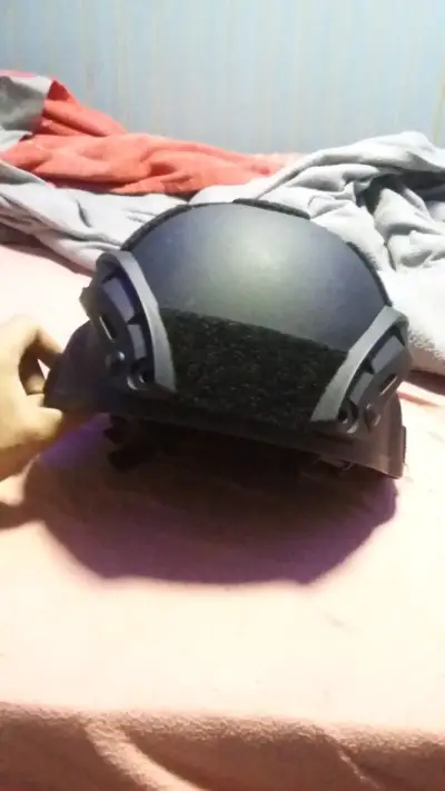 Casco táctico negro con soporte para accesorios - miniatura 5