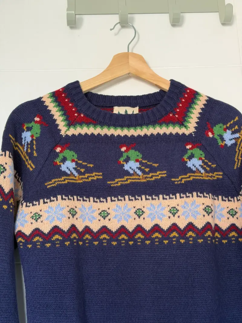 Suéter de lana azul con diseño invernal - 2