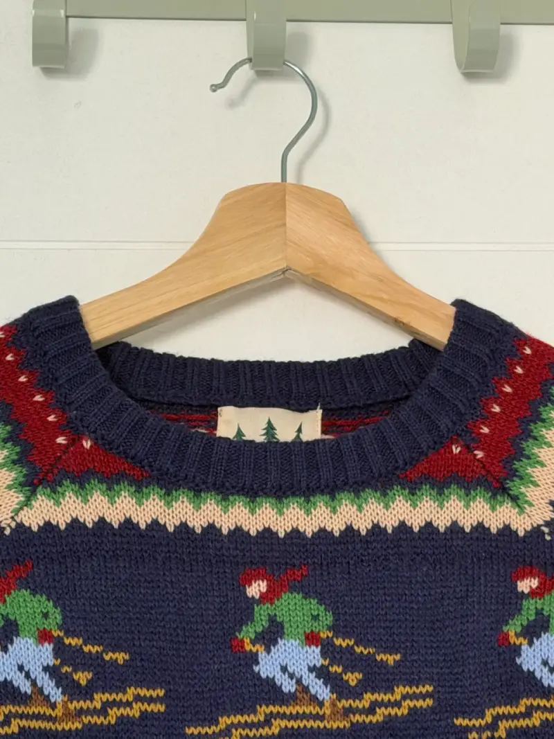 Suéter de lana azul con diseño invernal - 3